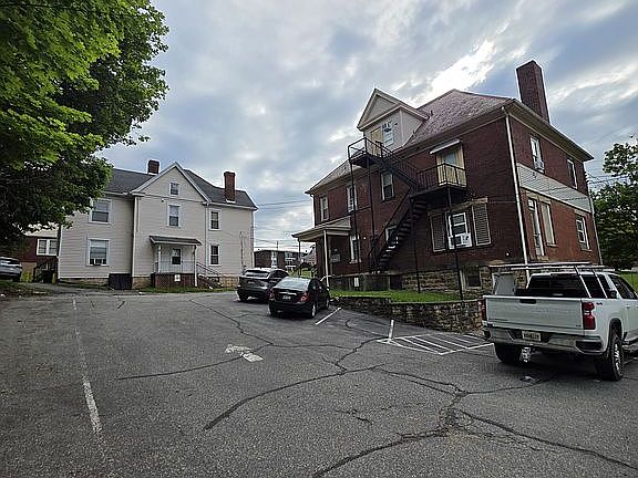 4th image of 403 Locust Ave