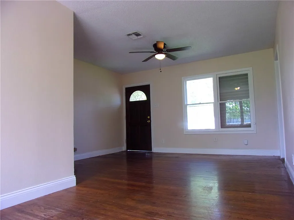 3 bed, 1.0 bath, 1044 sqft, $1,350 — Photo 3