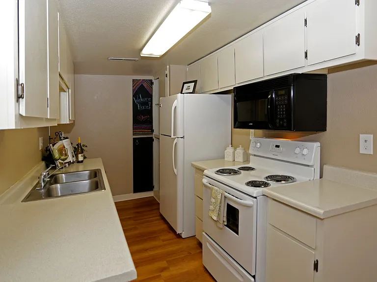 Acacia Apartments — Photo 3