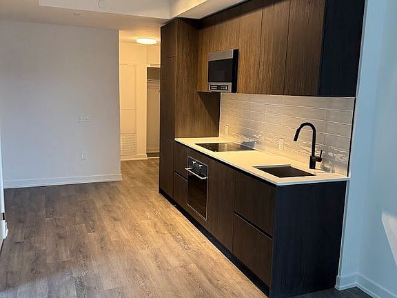 4th image of 127 Broadway Ave #2505