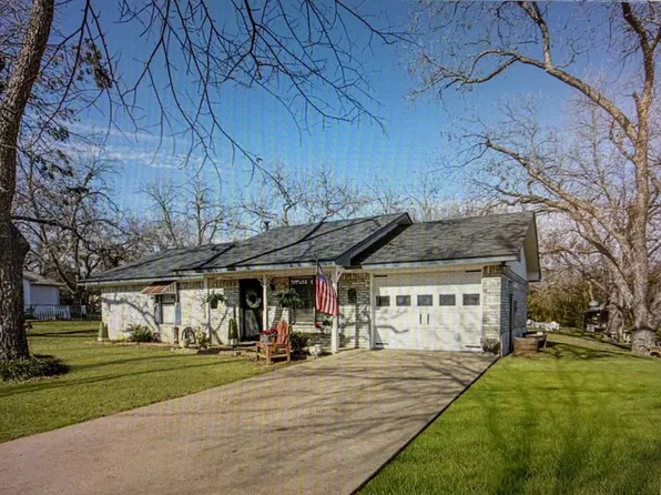 208 Mission St, Glen Rose, TX 76043