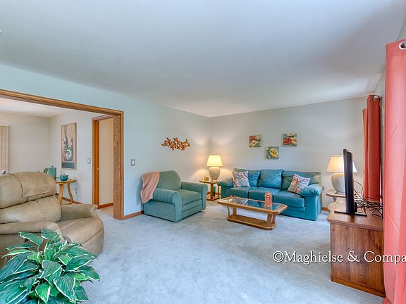 3rd image of 9637 Club House Dr W