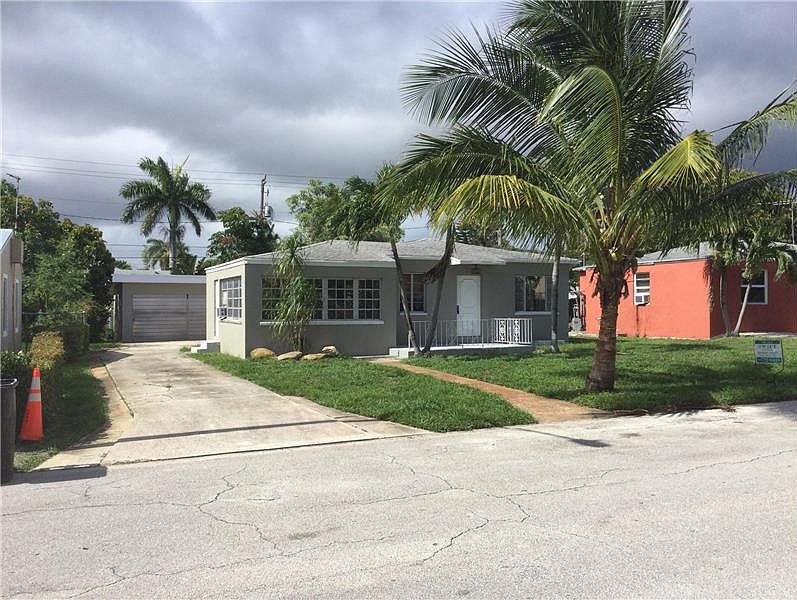 1st image of 823 Avenida Hermosa