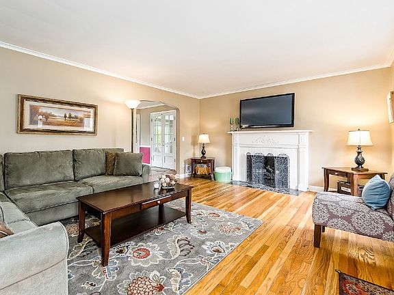4th image of 398 Granville Sq
