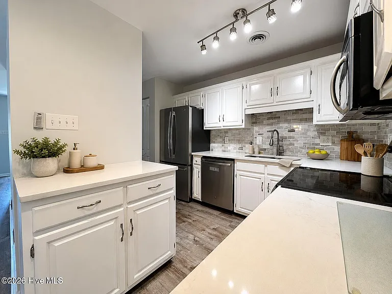 1093 Harbor Dr SW — Photo 8