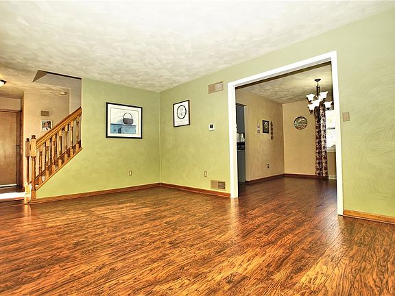 3rd image of 1435 Colony Dr