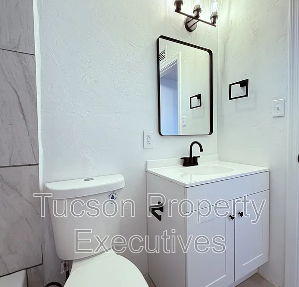 810 N Alvernon Way — Photo 5