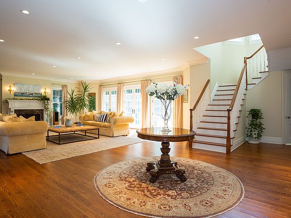 2nd image of 16 W Hills Ct