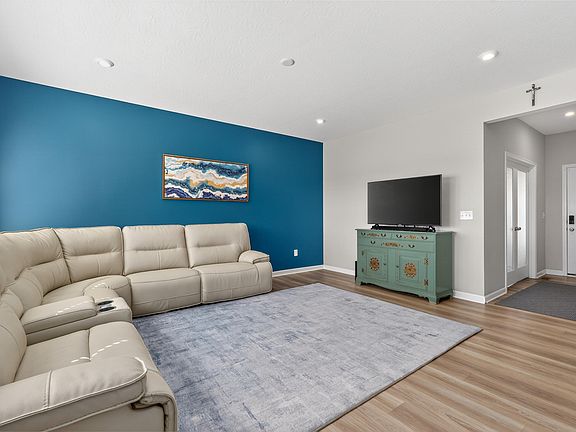 5th image of 806 Harmony Valley Dr