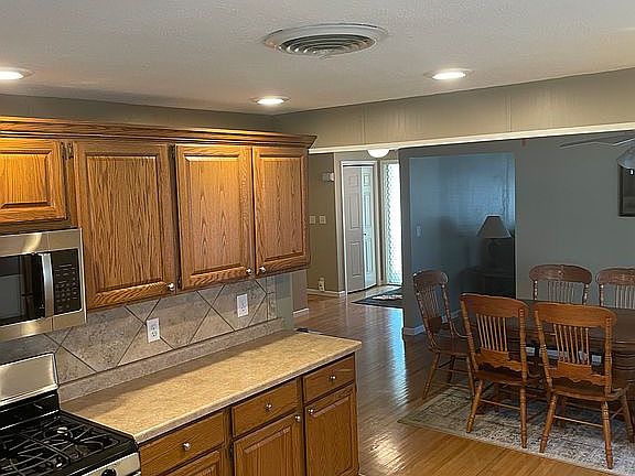 5th image of 405 E 1st Ave