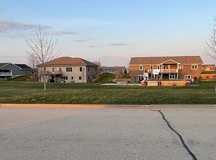 175 Jack Oak Dr SE, Cascade, IA 52033