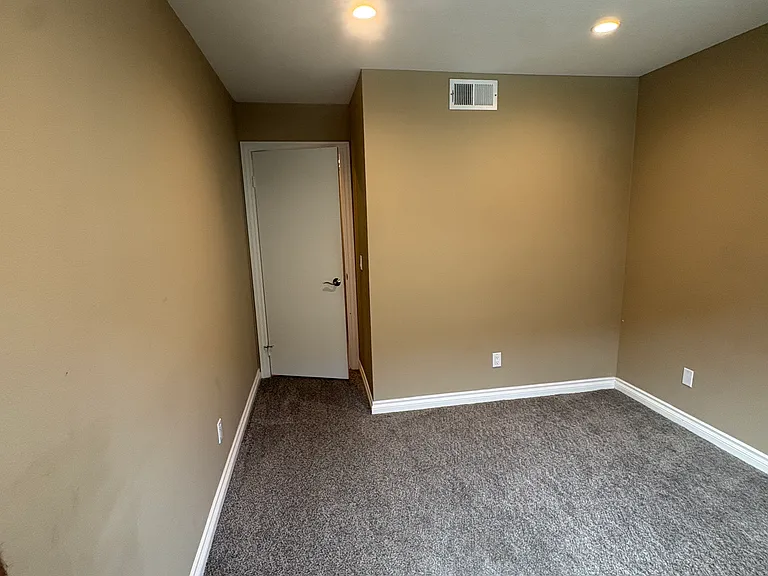 1018 Gilbert Ln — Photo 12