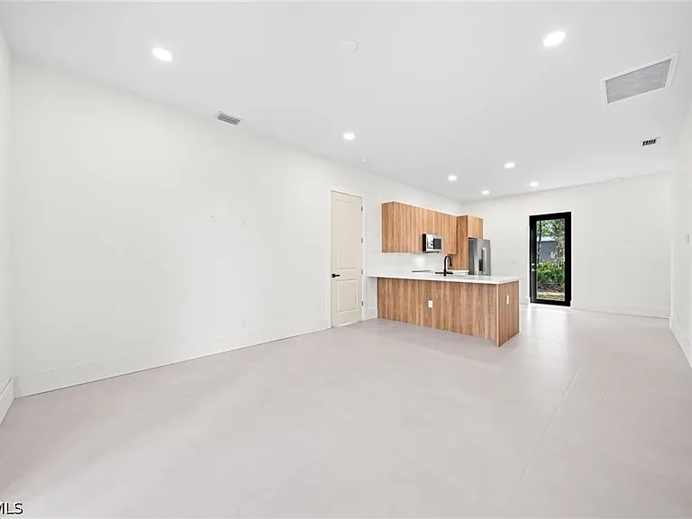 1805 W 10th St — Photo 16