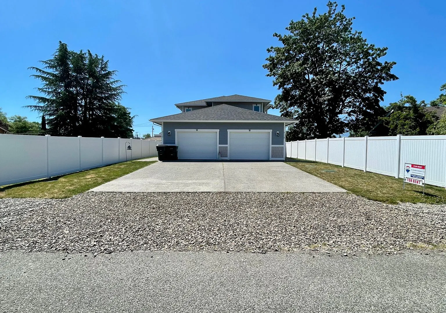 Beautiful 3 Bedroom Duplex with Garage! — Photo 2