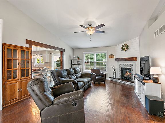 3rd image of 163 Jackson Blvd