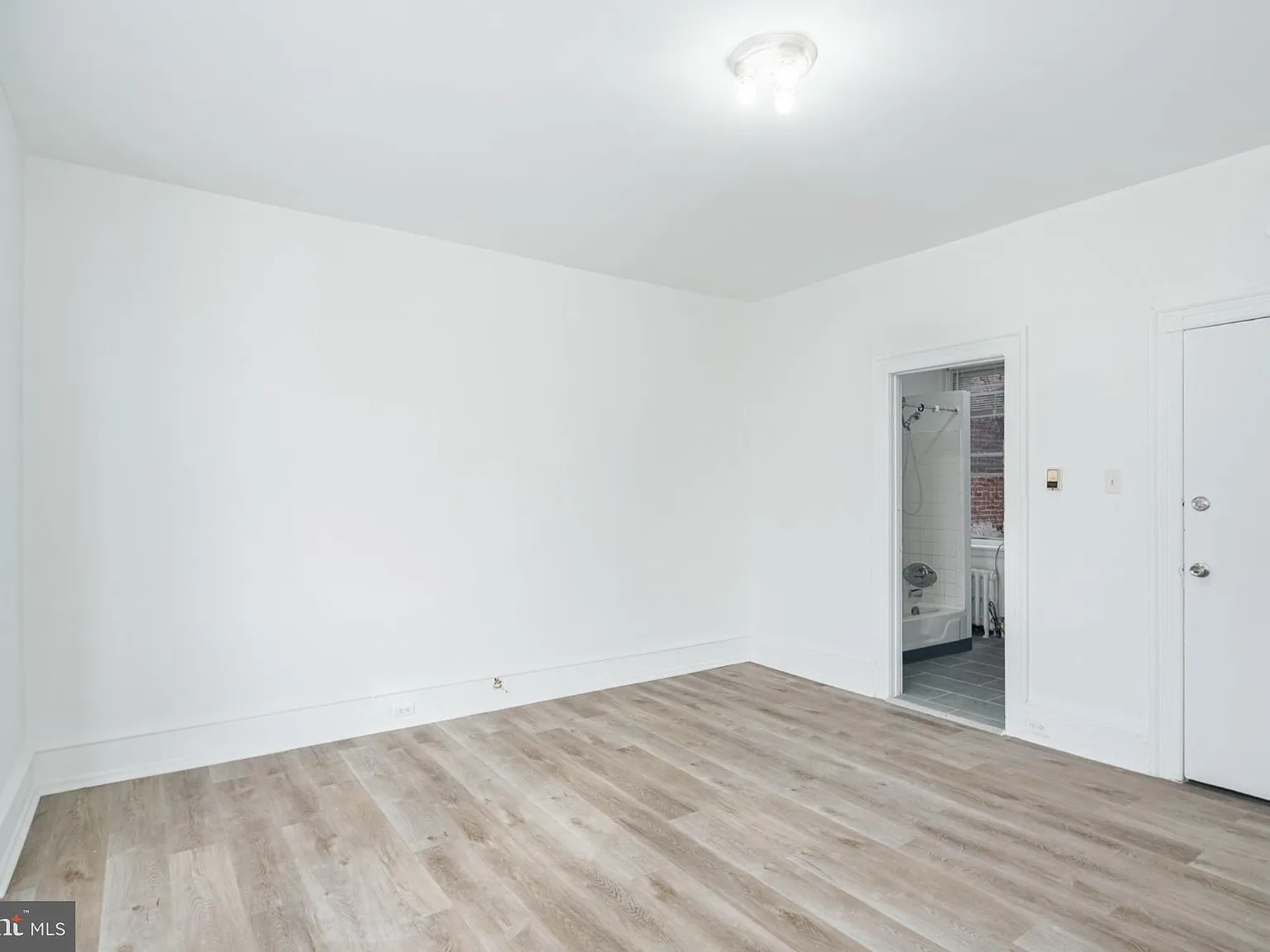2 bed, 1.0 bath, 2640 sqft, $895 — Photo 3
