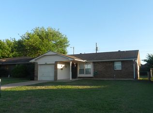 945 NW 28th St, Moore, OK 73160