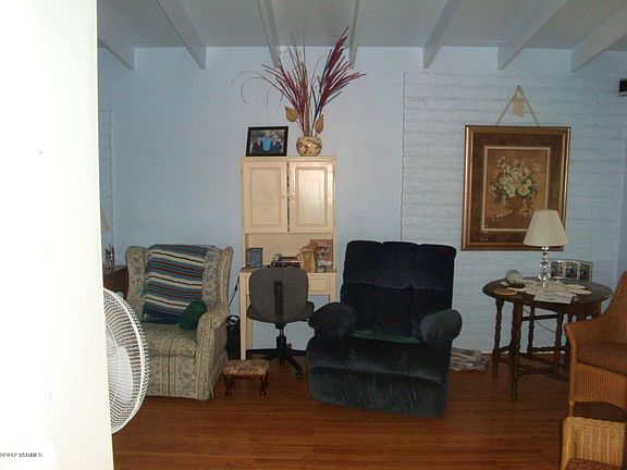 4th image of 204 E Avenue H