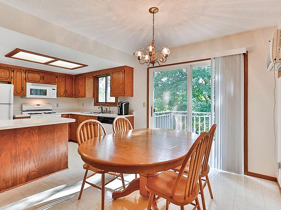 5th image of 26471 Foxboro Ave