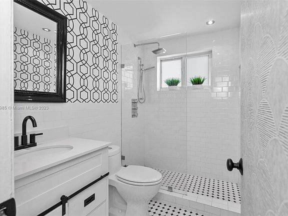 5th image of 641 Espanola Way APT 24