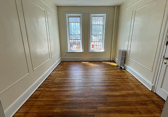 5th image of 629 Union St APT 1R