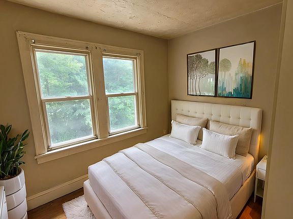 3rd image of 293 N Martha Ave APT 4