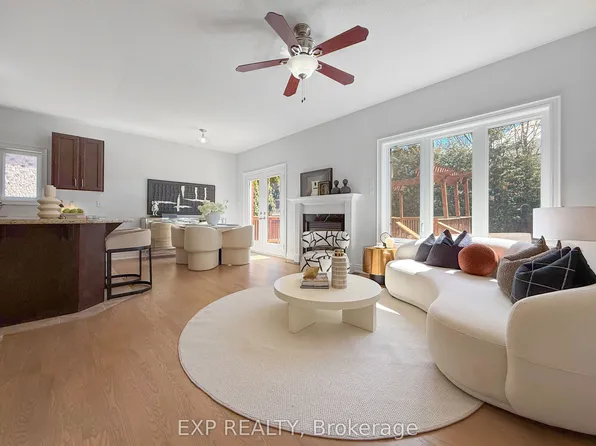 1082 Bob Scott Ct, Newmarket, ON L3X 3L7