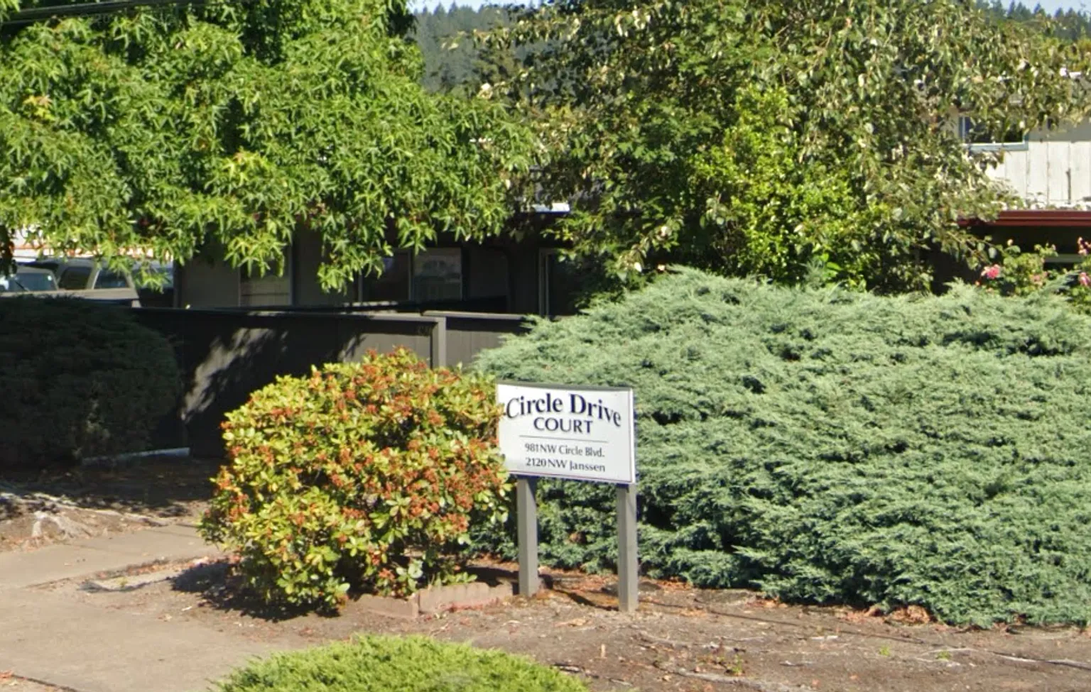 (690) Circle Court - 1 Bedroom / 1 Bathroom — Photo 3
