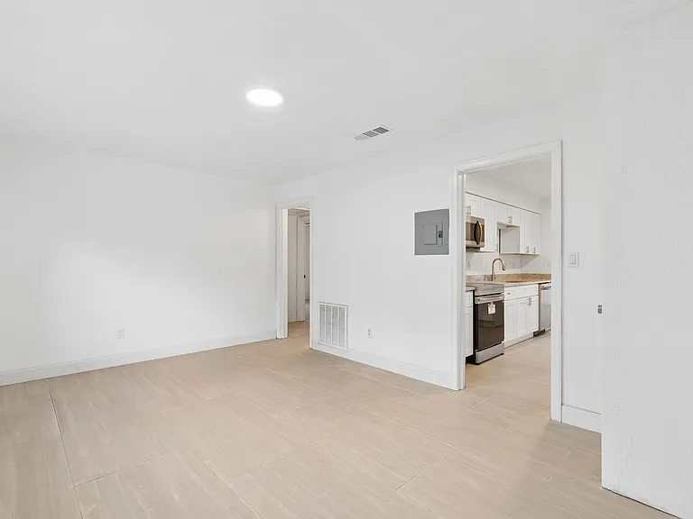 220 NW 33rd Ave — Photo 17