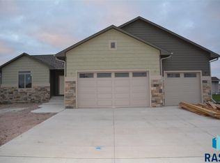 7904 W Strabane Ave, Sioux Falls, SD 57106