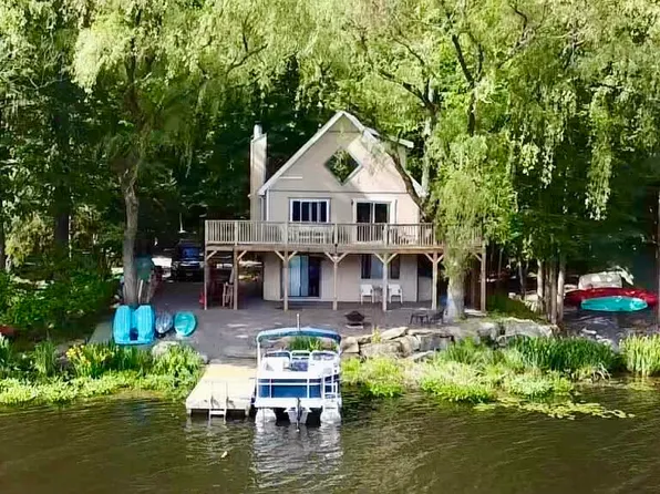 347 W Shore Dr, Hawley, PA 18428