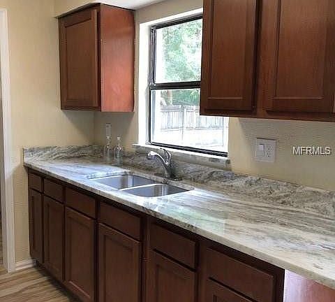 3rd image of 905 Scott Ave