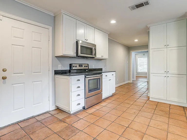 3528 Rogers Ave — Photo 4