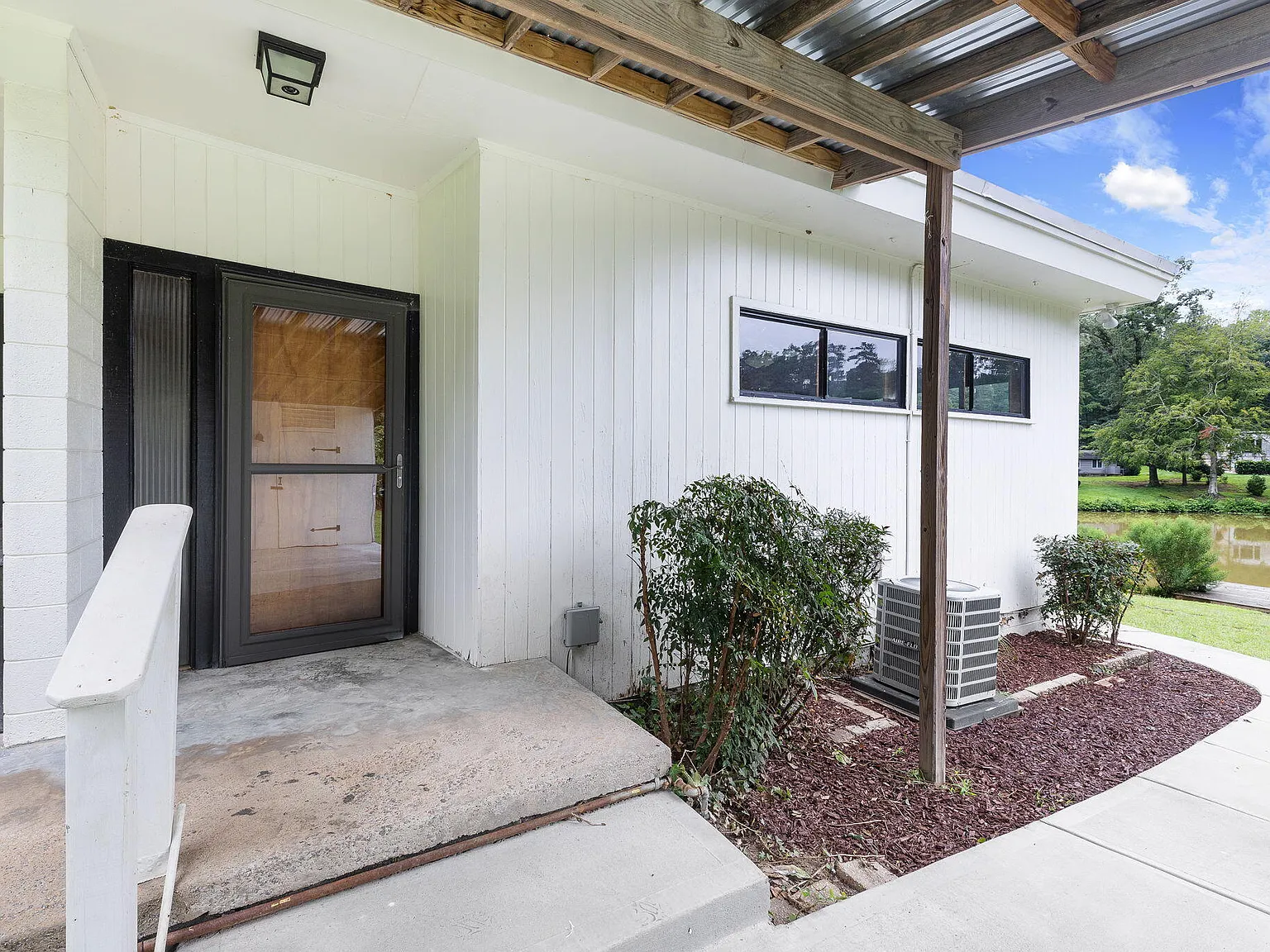 3 bed, 1.0 bath, 1465 sqft, $2,395 — Photo 3