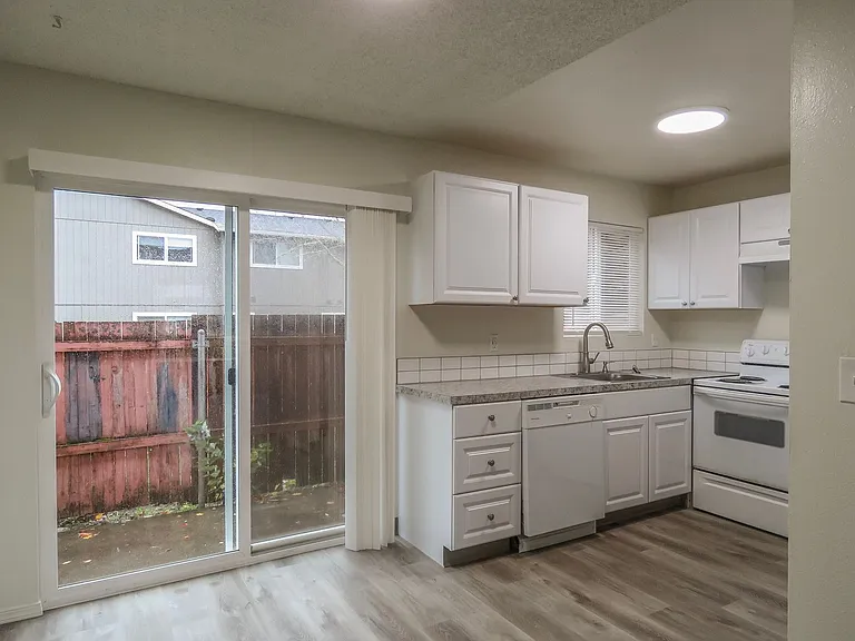 17300 SW Merlo Rd — Photo 6