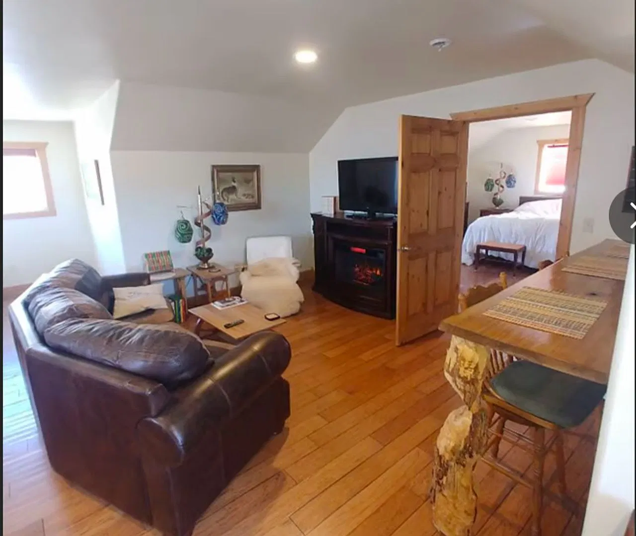 Fully Furnished Western Apartment Near Columbus — Photo 1