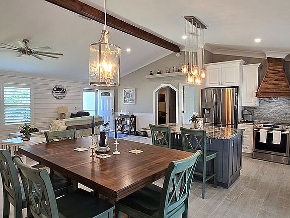 3rd image of 3322 Travelers Palm Dr