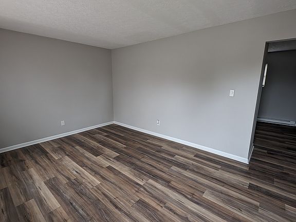3rd image of 938 Valley Farm Dr