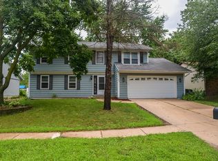 23 Roxbury Dr NW, Cedar Rapids, IA 52405