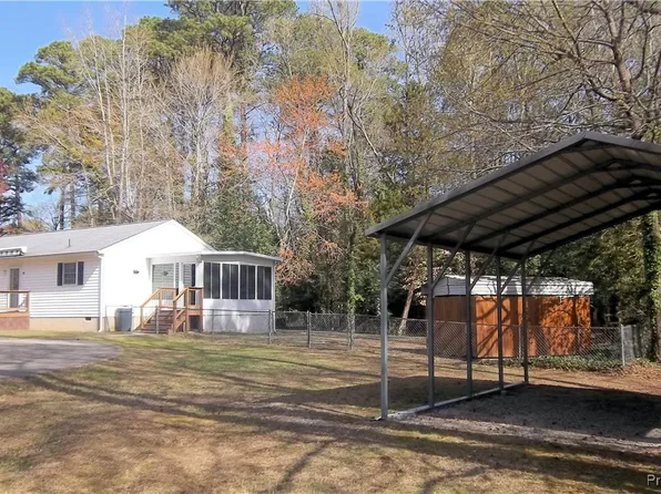 75 Greenway Dr, Hartfield, VA 23071