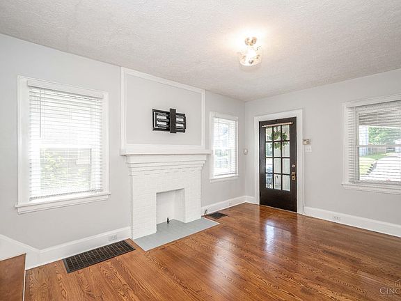 5th image of 2624 Leslie Ave