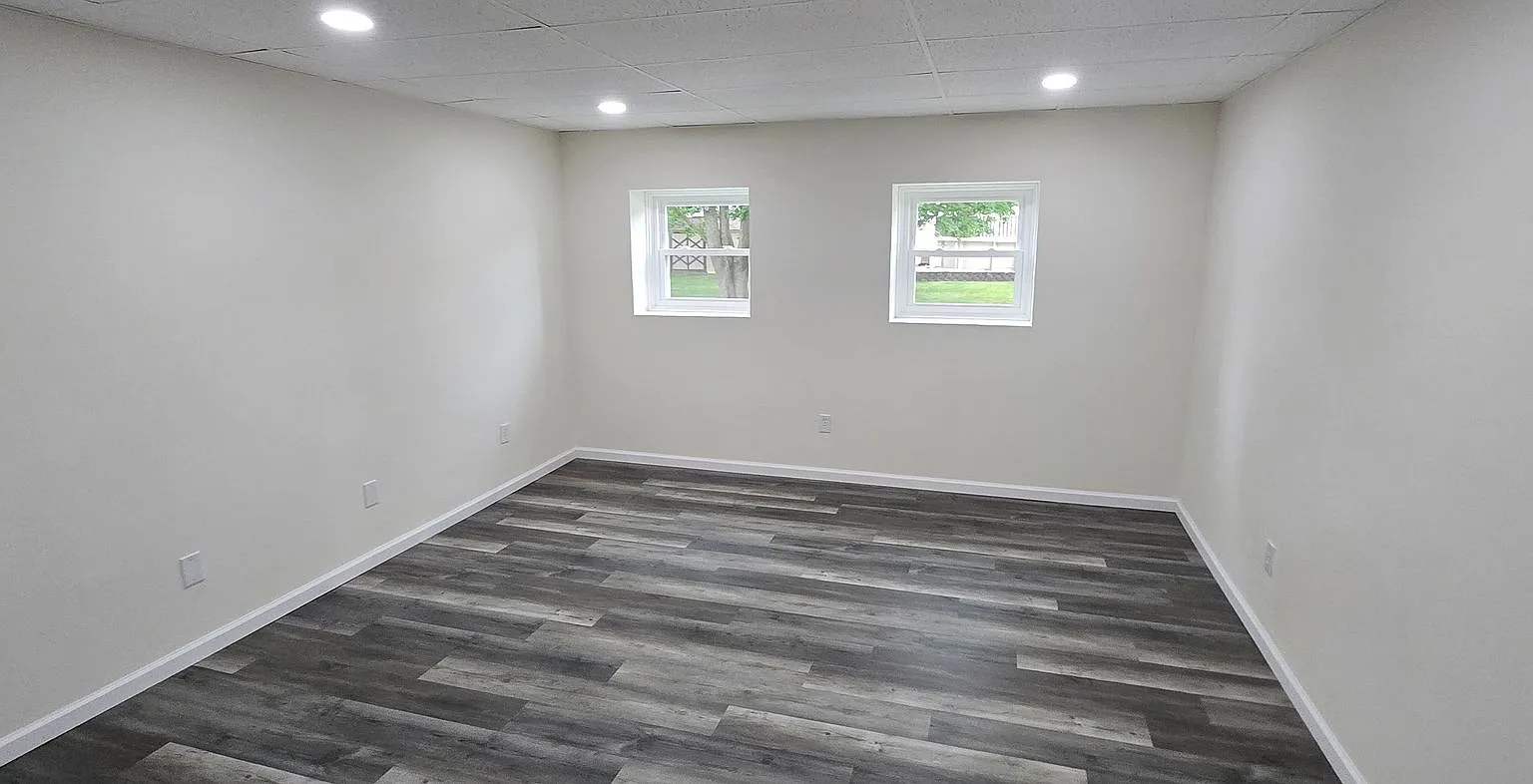 300 W Frack — Photo 3