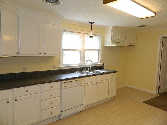 4th image of 301 Jordan Ln