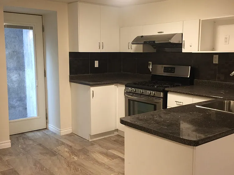 287 Palmerston Ave #LOWER — Photo 6