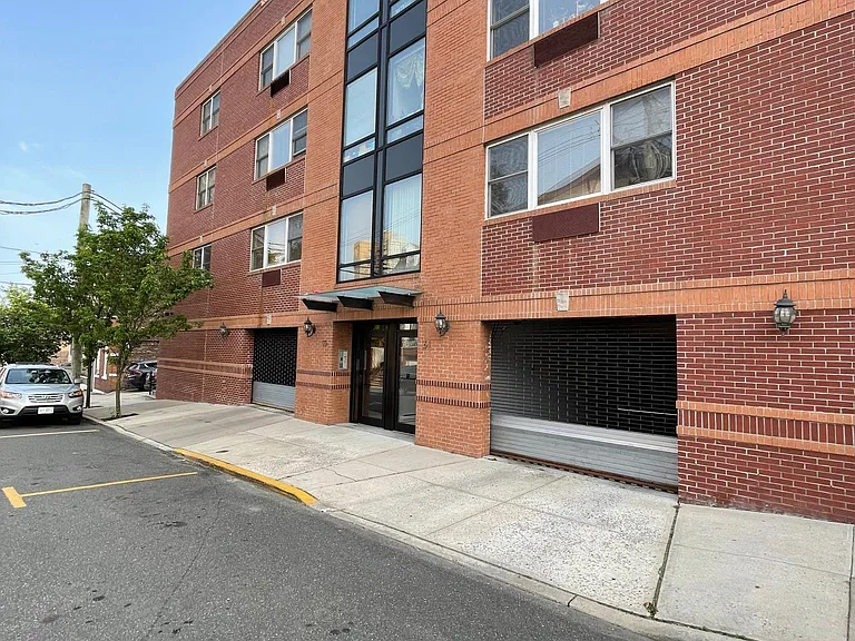 55 68th St #2B — Photo 4