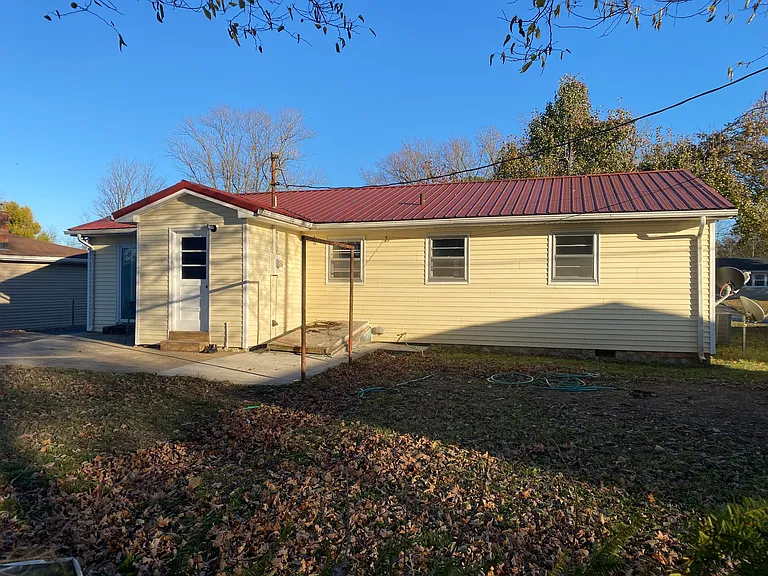 715 Clark Cir — Photo 2