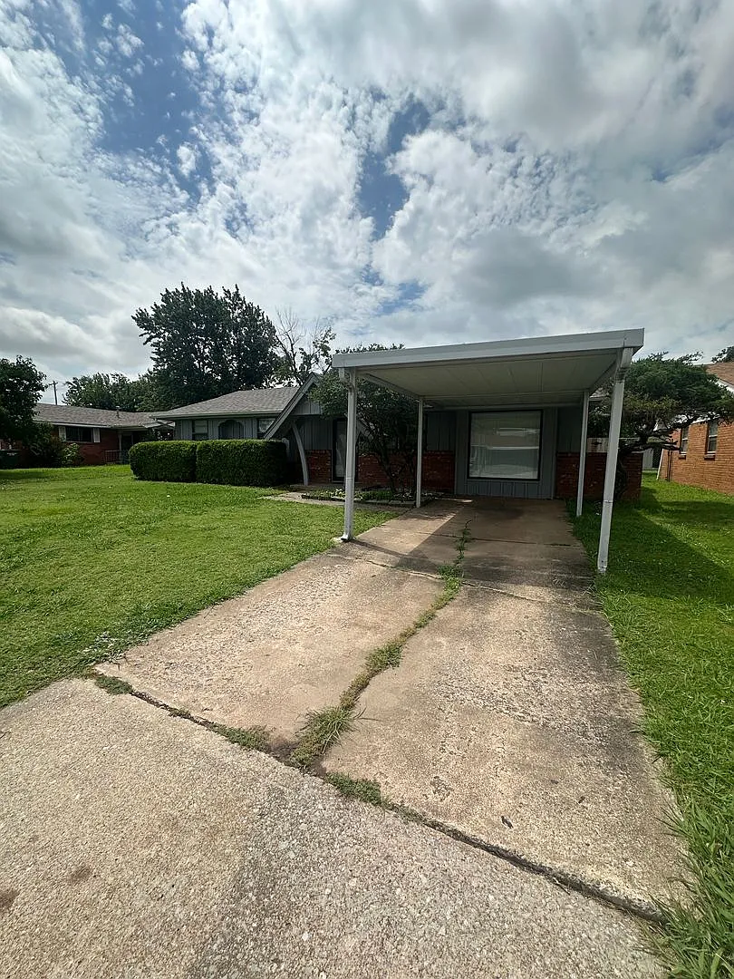 3 Bed 1.5 Bath — Photo 3