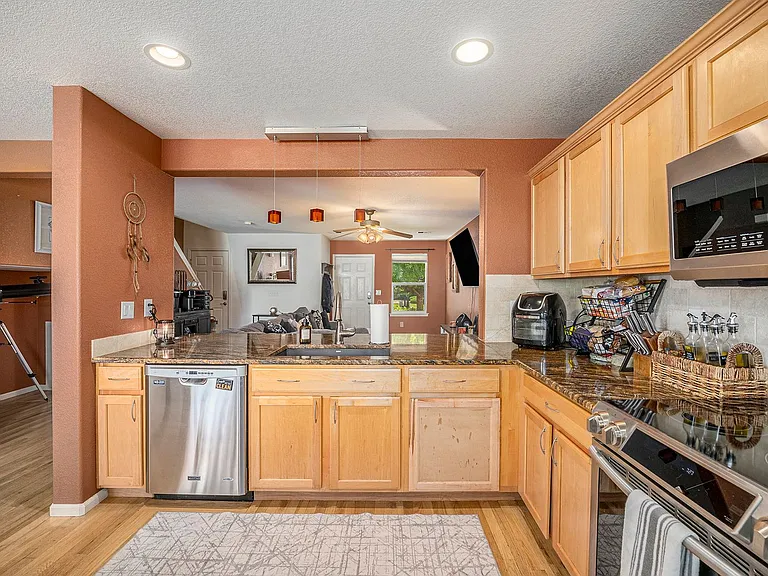 348 Smith Cir — Photo 5