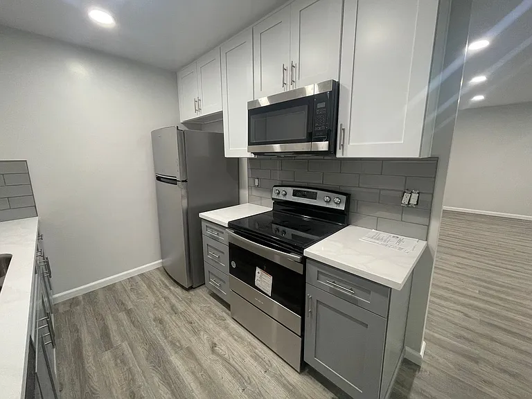 1020 S Sherbourne Dr — Photo 6