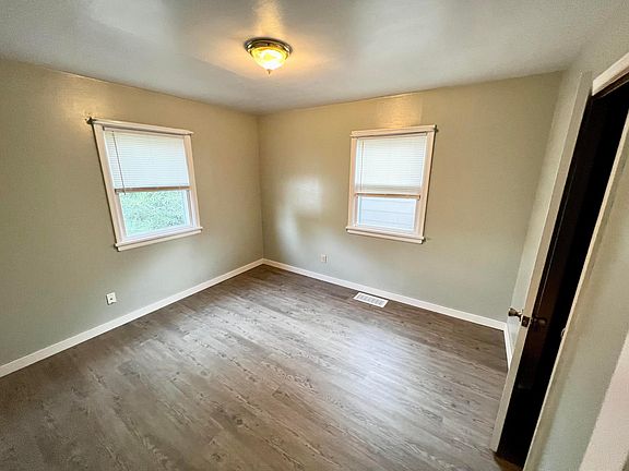 4th image of 1644 Lewis Ave